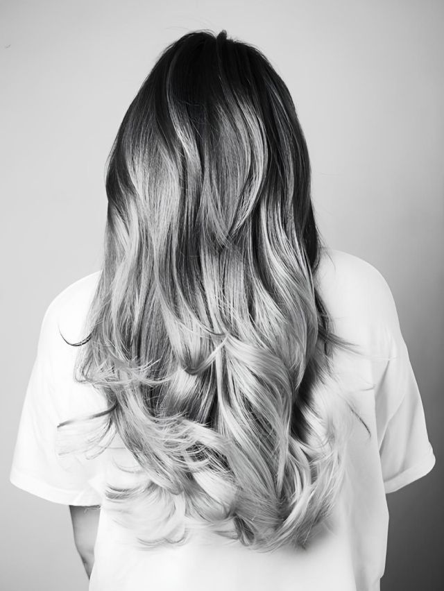 Lange, gelockte Haare von hinten